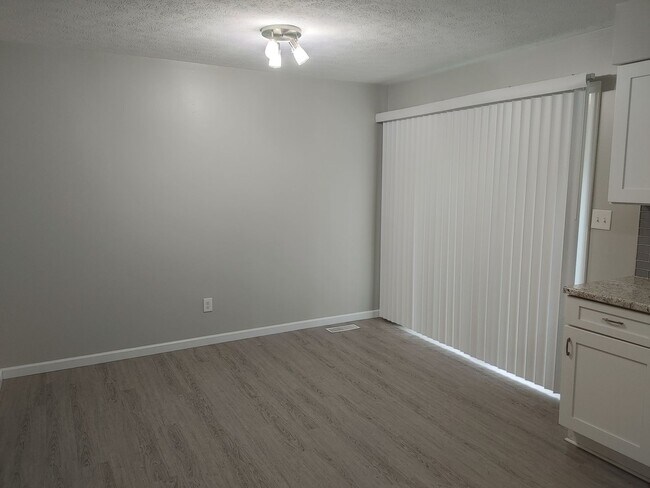 Photo - SPACIOUS TOWNHOME IN WILLOW TERRACE