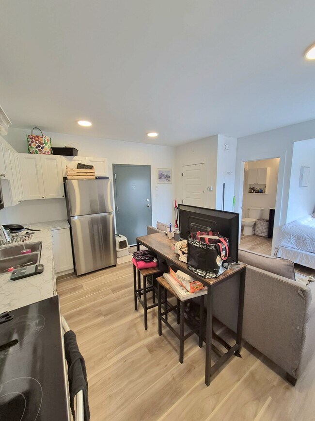 Photo - Studio Apartment for Rent – Available Dece... Unit 13