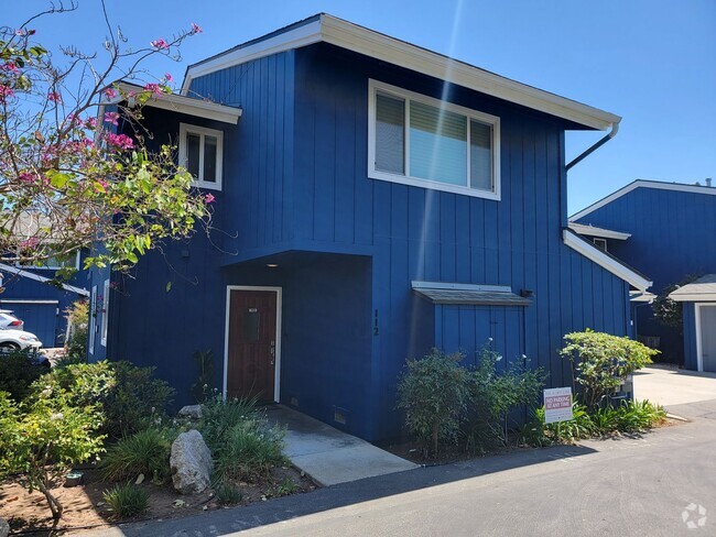 Building Photo - SPACIOUS 3BR/2.5 TOWNHOME STYLE UNIT locat...