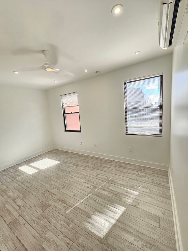 Photo - 1169 Hope St