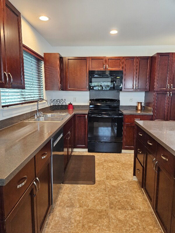 Photo - 200 Alake St