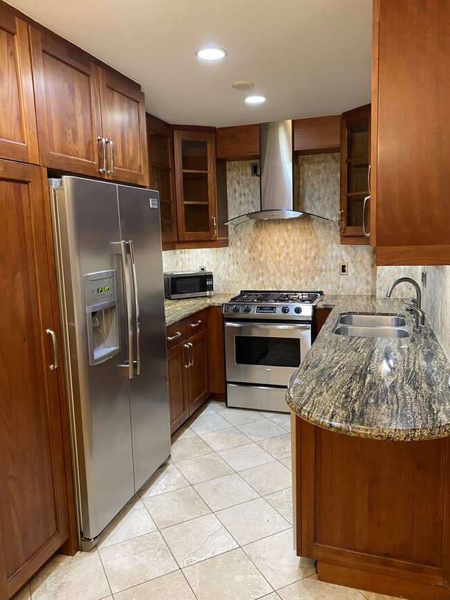 Building Photo - 1154 S Barrington Ave Unit 104 Rental