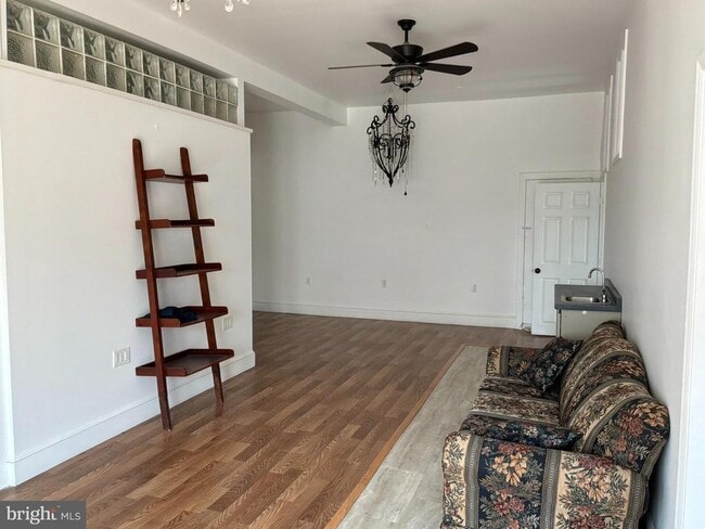 Photo - 1325 Main St