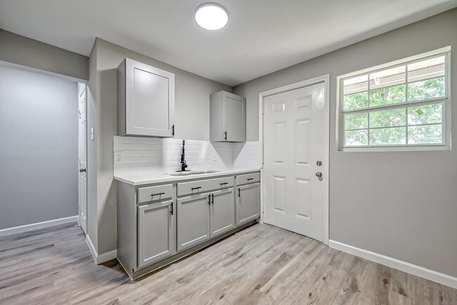 Photo - 3270-3274 Reeves St. Unidad 3270 Reeves A