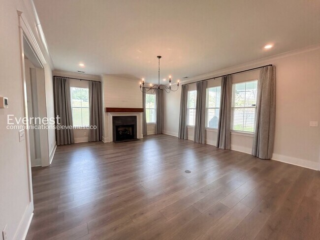 Photo - 640 Henry Ln