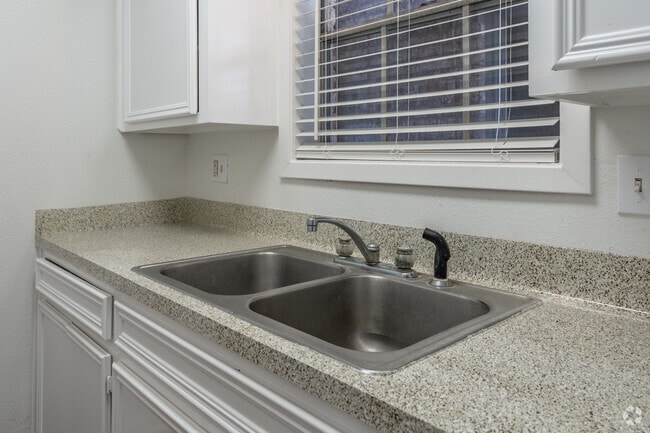 1BR, 1BA - 470SF
