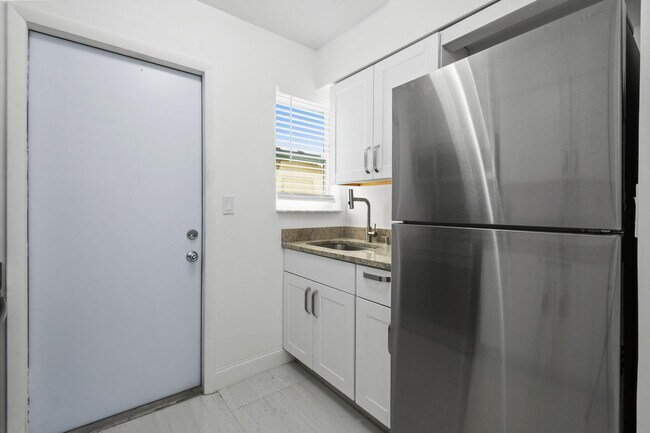 Photo - 968 W 9th St Unit B2