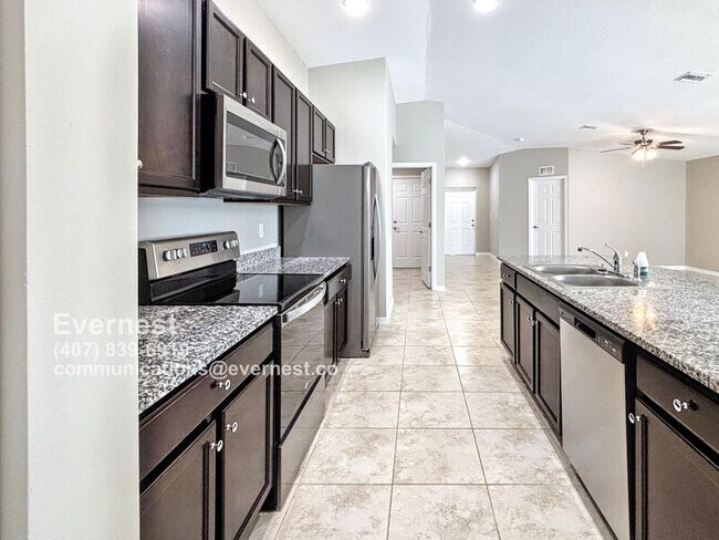 Photo - 795 Carousel St SE