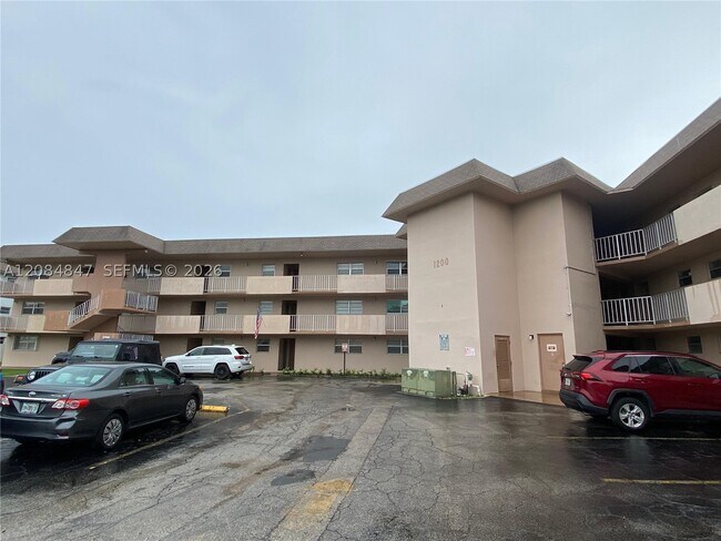 Building Photo - 1200 Tallwood Ave Unit 102