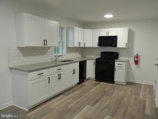 Building Photo - 217 Broad St Rental