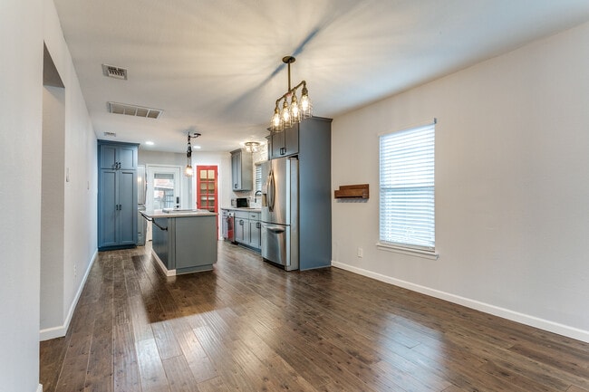 Photo - 326 Simon St