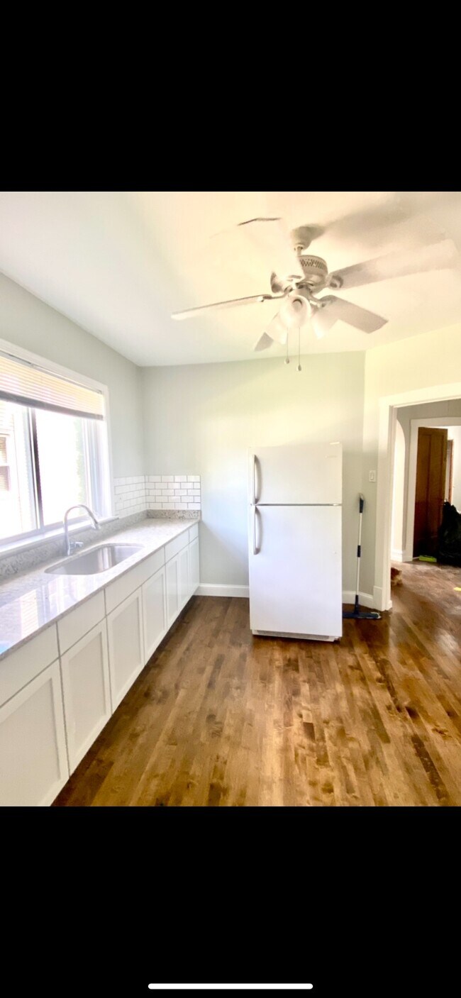 Kitchen - 5230 W Winona St Unidad 1