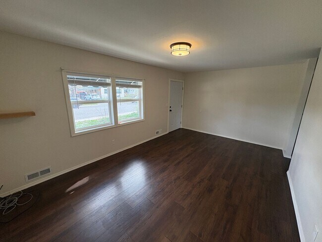 Photo - Spacious 4 Bedroom Home *Pet Friendly*