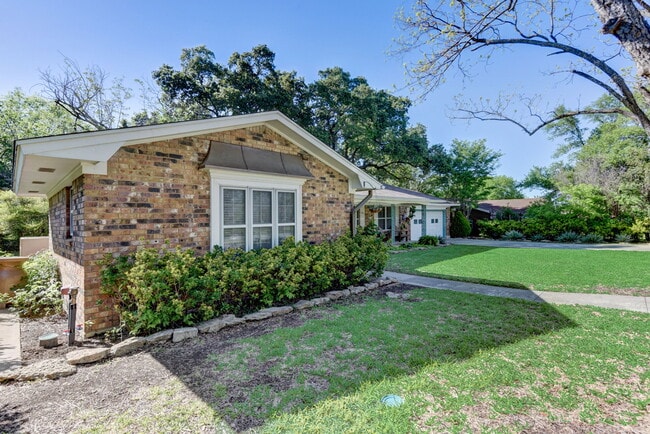 Photo - 210 Live Oak Dr