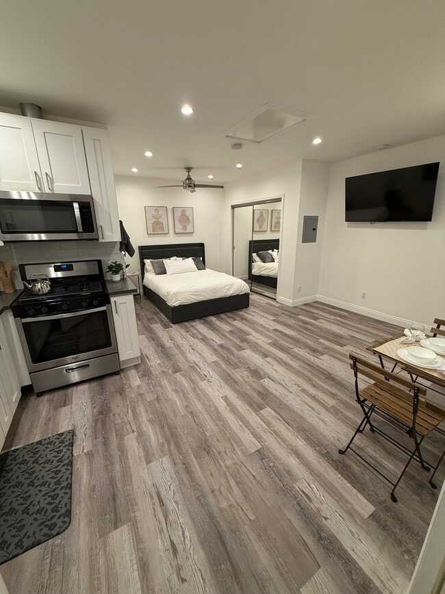 Building Photo - 6041 Wilkinson Ave Unit Roy Balulu Rental