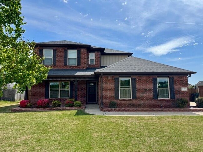Building Photo - Fenced yard, great location