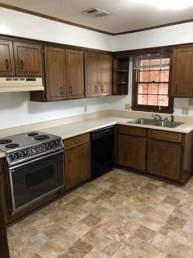 Photo - 2040 Pineview Dr