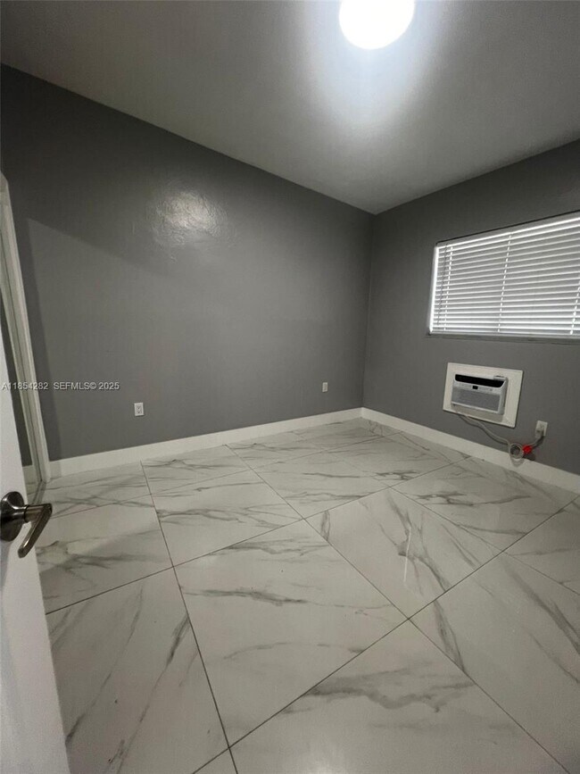 Photo - 2081 NW 30th St Unidad 3