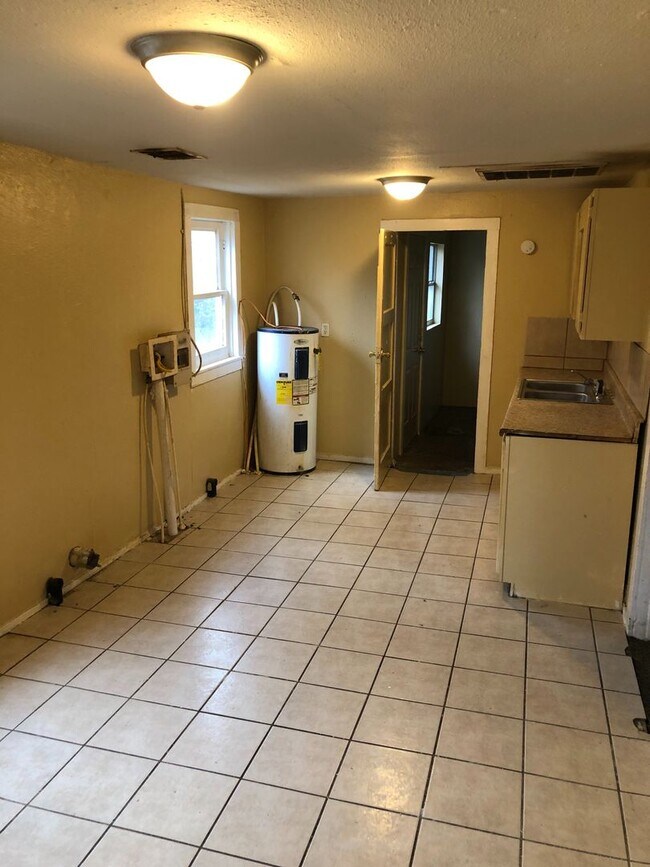 Photo - Special!! Low Deposit!!