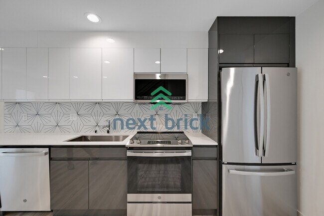"Charming 3-Bedroom Townhouse Oasis in Heart of Seattle – Spacious 1460 Sq Ft with 2 Full Baths!"