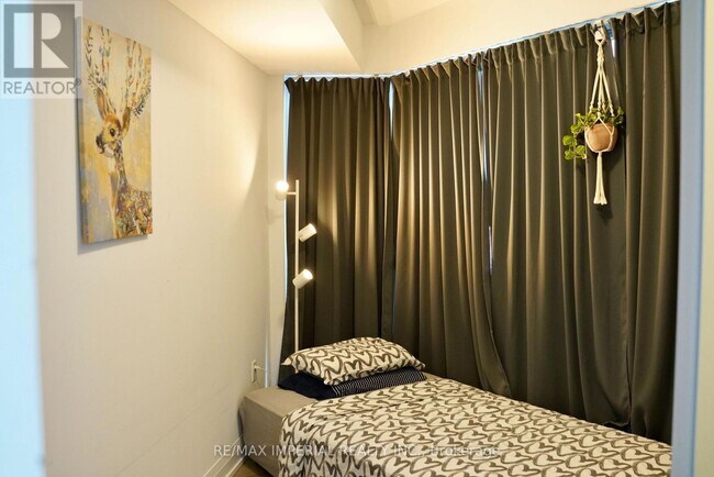 Photo - 77 Mutual St Unité 2002