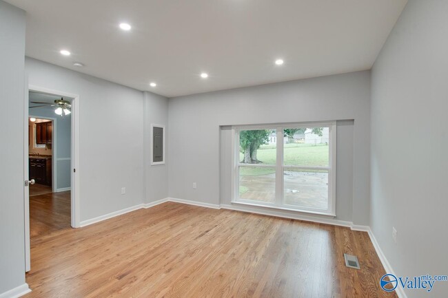 Photo - 4108 Lakeview Dr NW