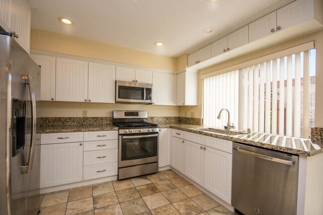 Building Photo - Spacious 3BR Condo with Pool View in Tangl...