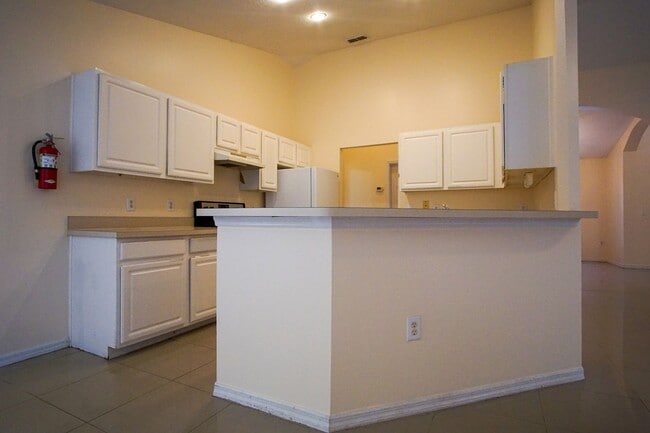 Building Photo - 4 bed Family Single Home Available for Rent in Davenport !!!