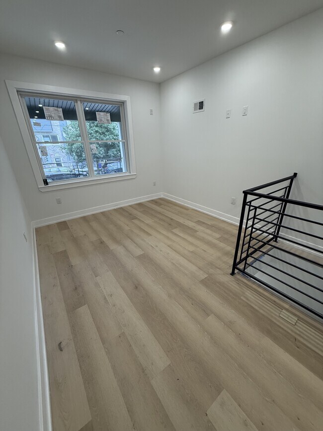 Building Photo - 1216 W Butler St Unit 1