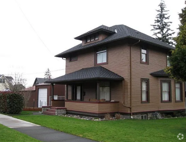 Building Photo - 7 Bedroom Home for Rent in the York Neighb...