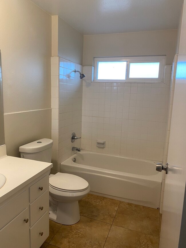 Full Bath - 1040 Wass St Unit Q