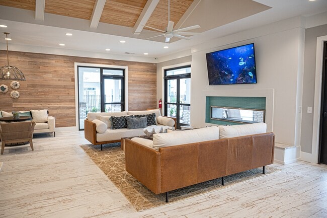 Relájate en el interior de la casa club de Hawthorne at Smith Creek - Hawthorne at Smith Creek