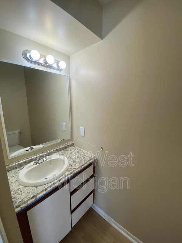 6081 In the Pines Dr SE