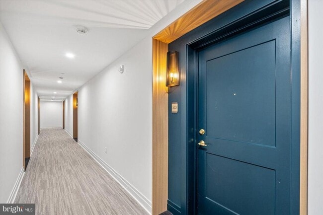 Building Photo - 811 N Columbus St Unit 302