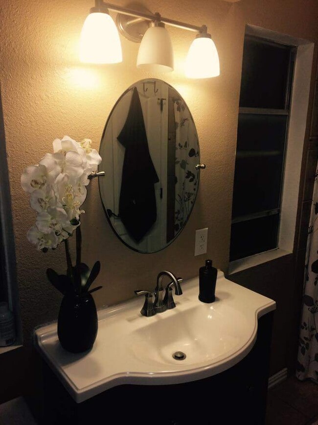 Photo - East El Paso 2 bed/1.5 Bath 1 car garage