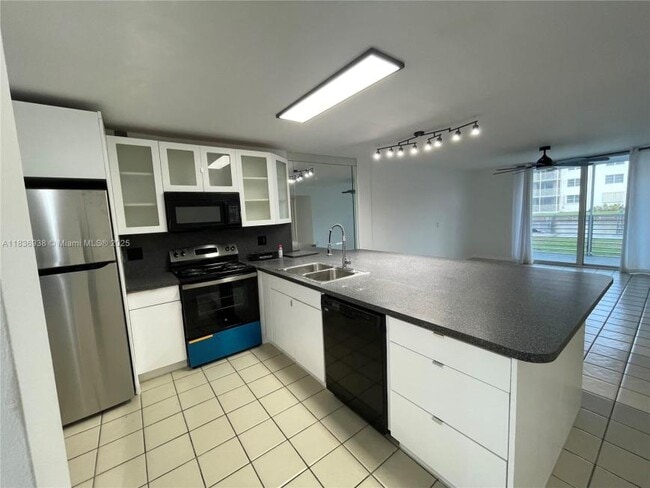 Building Photo - 2 bedroom in Sunny Isles Beach FL 33160 Rental