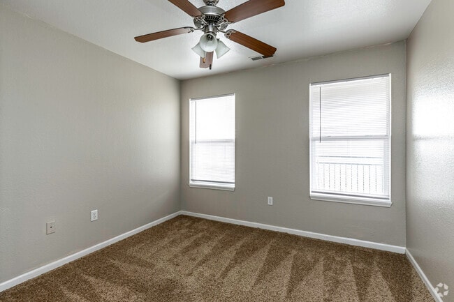 2BR, 2BA - 987SF