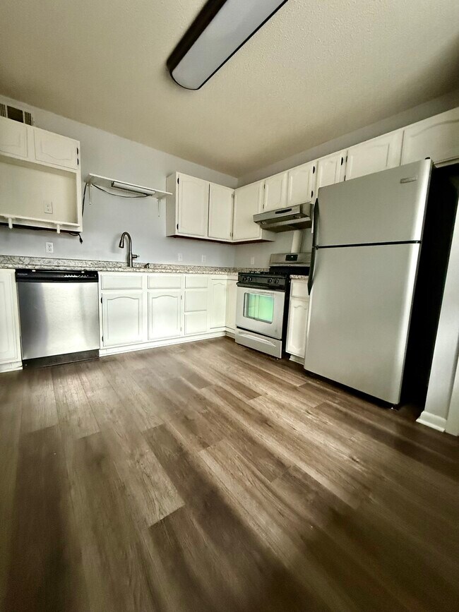 Photo - 2908 Alpine Pl