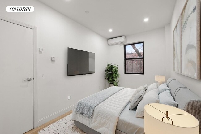 Photo - 447 W 47th St