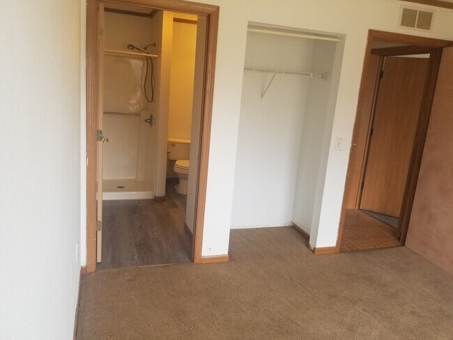 Photo - 1850 Lake St