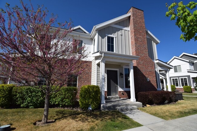 Photo - Charming 4 bed Sandy Home, with HOA in Fantastic Location!!!