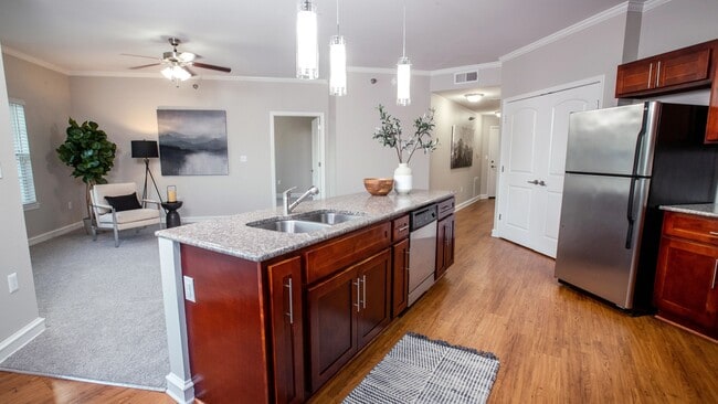 Deléitese con la espaciosa vida con nuestros planos de planta de concepto abierto, llenos de luz natural desde las ventanas grandes, creando un ambiente acogedor y sereno. - Rowan Park