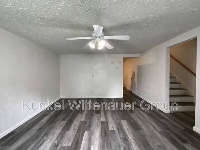 Photo - 210 Howard Dr
