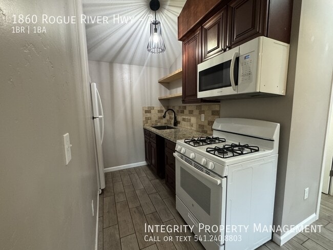 Photo - 1860 Rogue River Hwy Unit 3