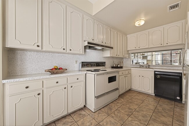 Building Photo - 7933 Woodway Dr Unit 6