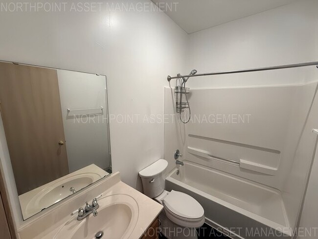 Photo - 3 Bed, 2 Bath Townhome SPECIAL!