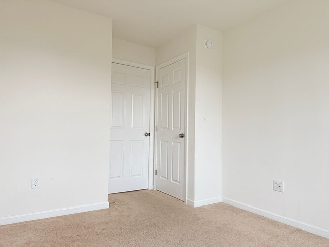 Photo - Spacious 3-Bedroom Townhome with Prime Rou...