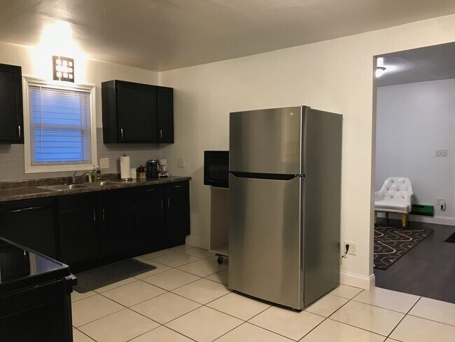 Kitchen - 211 N Lincoln St Unit Apt #1