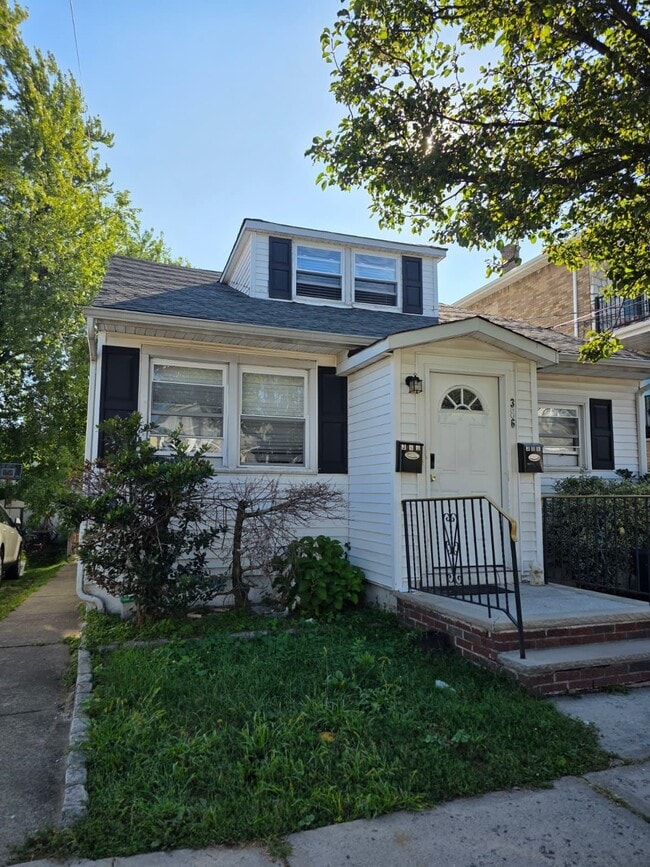 Building Photo - 286 Kennedy Dr Unit 2