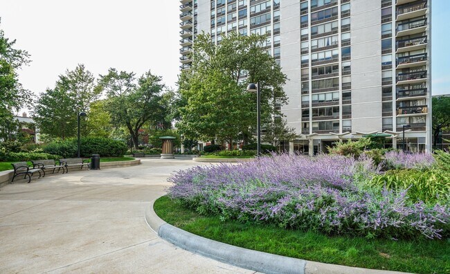 Photo - 1455 N Sandburg Terrace Unidad 1103